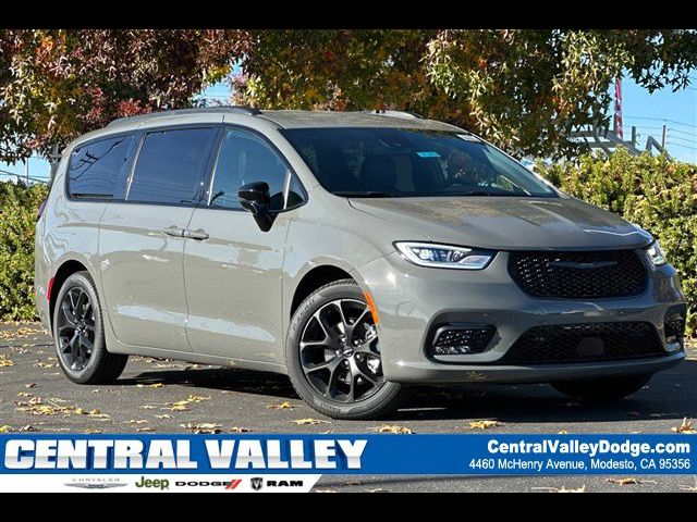 2024 Chrysler Pacifica Touring-L