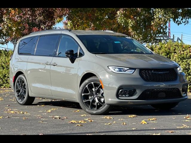 2024 Chrysler Pacifica Touring-L