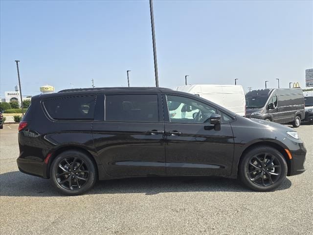 2024 Chrysler Pacifica Touring-L