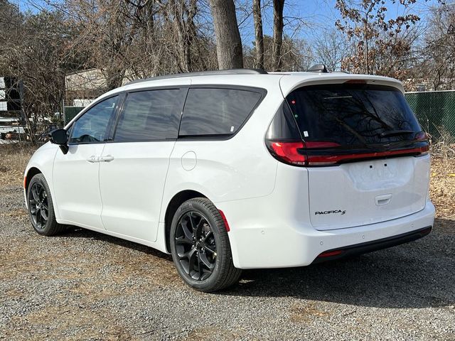 2024 Chrysler Pacifica Touring-L