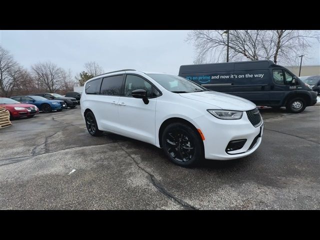 2024 Chrysler Pacifica Touring-L