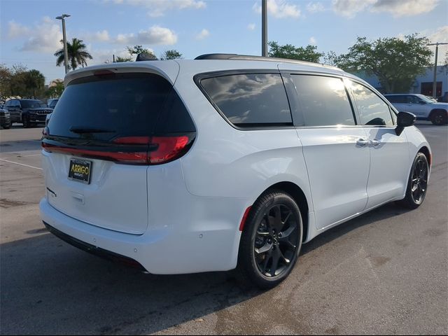 2024 Chrysler Pacifica Touring-L