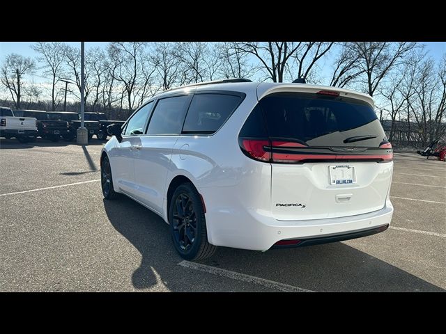 2024 Chrysler Pacifica Touring-L