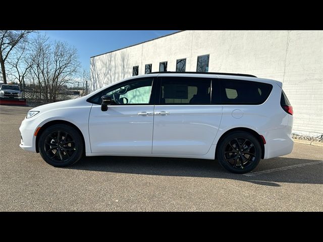 2024 Chrysler Pacifica Touring-L