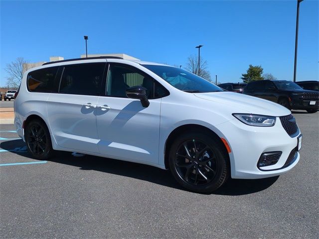 2024 Chrysler Pacifica Touring-L