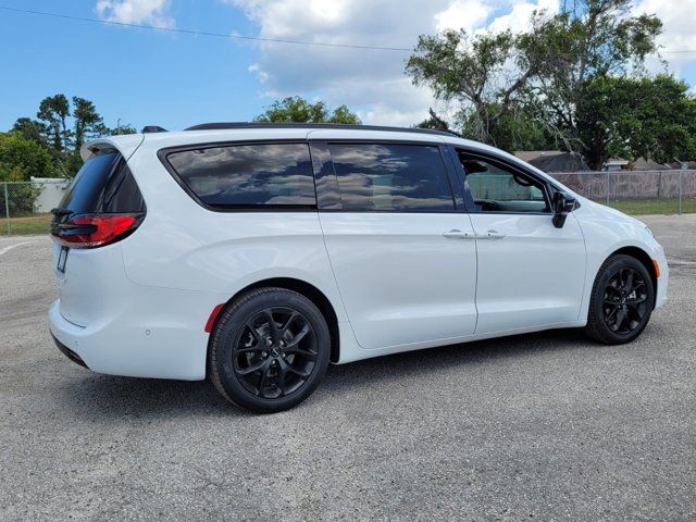 2024 Chrysler Pacifica Touring-L