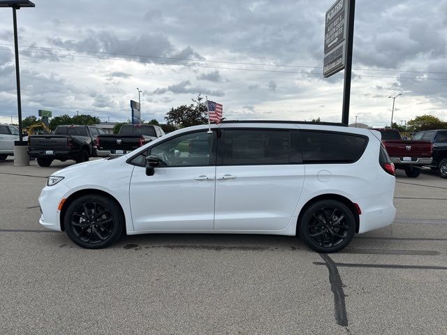 2024 Chrysler Pacifica Touring-L