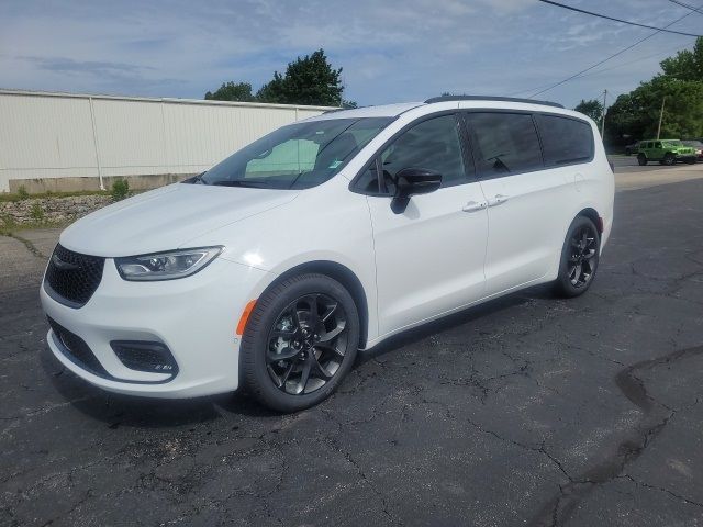 2024 Chrysler Pacifica Touring-L