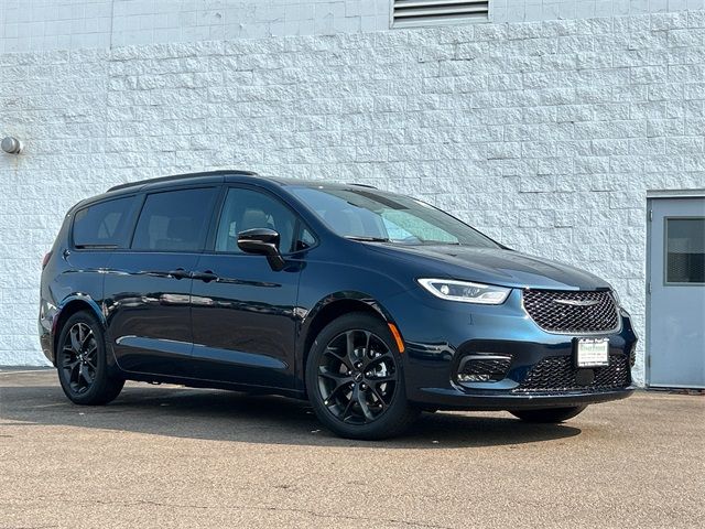 2024 Chrysler Pacifica Touring-L