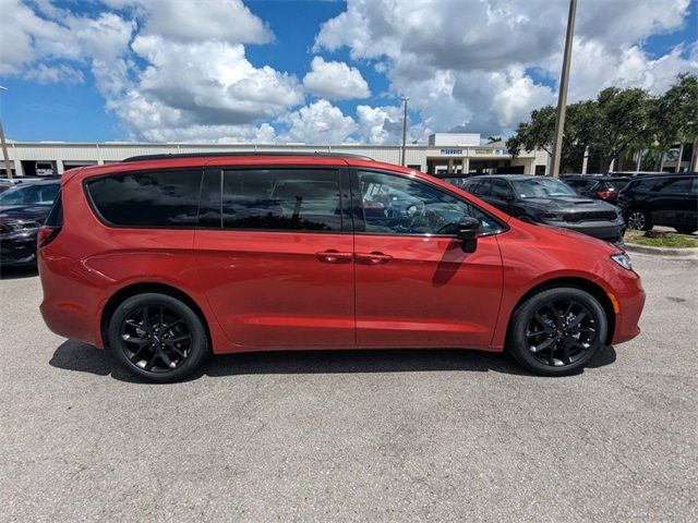 2024 Chrysler Pacifica Touring-L