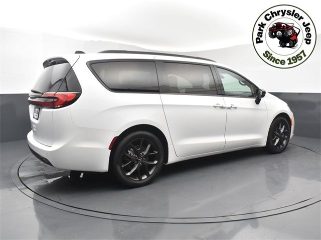 2024 Chrysler Pacifica Touring-L