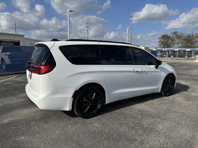 2024 Chrysler Pacifica Touring-L