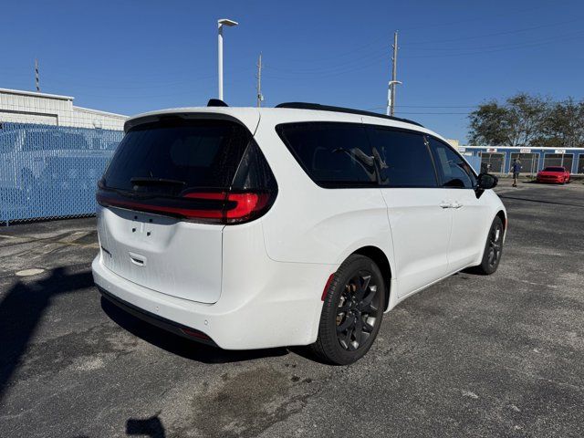 2024 Chrysler Pacifica Touring-L