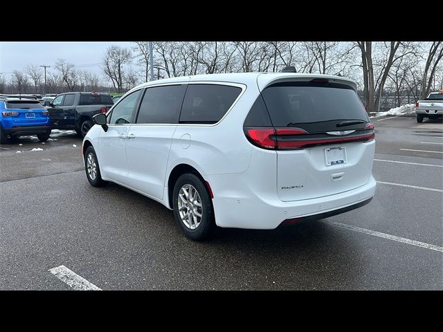 2024 Chrysler Pacifica Touring-L