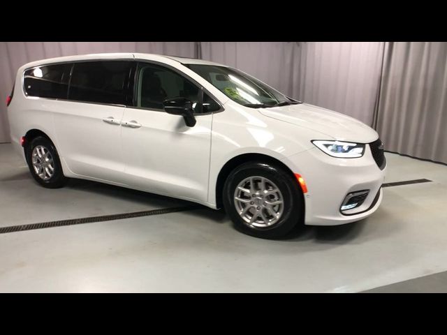 2024 Chrysler Pacifica Touring-L