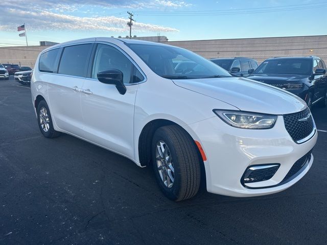 2024 Chrysler Pacifica Touring-L