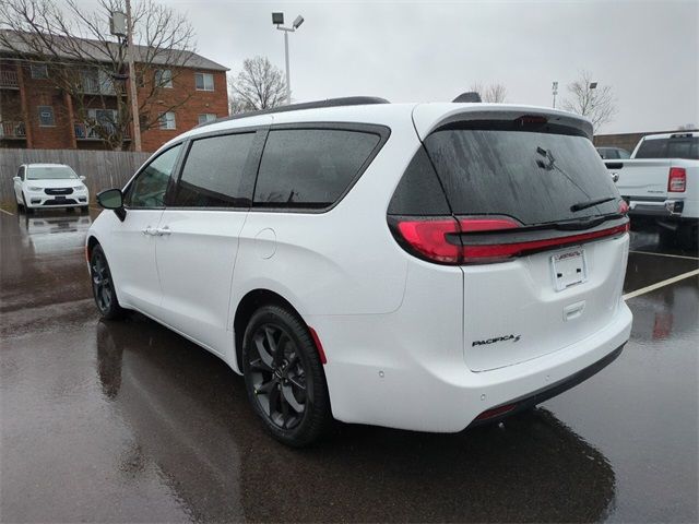 2024 Chrysler Pacifica Touring-L