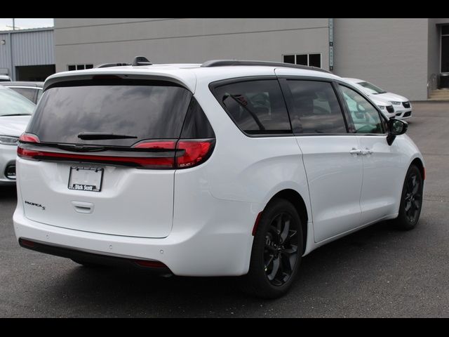 2024 Chrysler Pacifica Touring-L