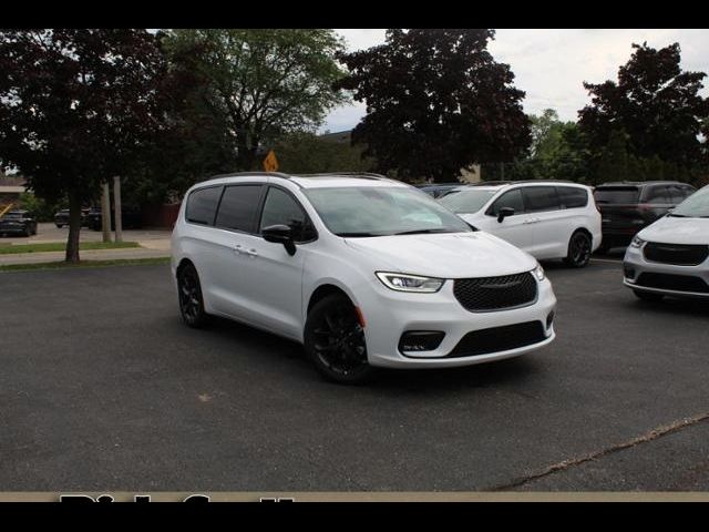 2024 Chrysler Pacifica Touring-L