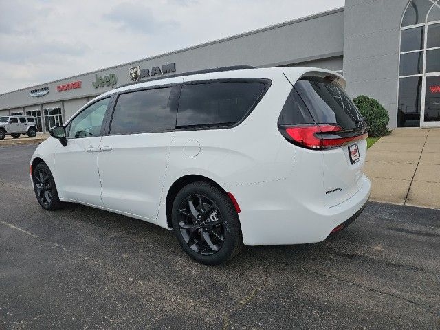 2024 Chrysler Pacifica Touring-L