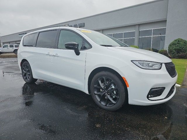 2024 Chrysler Pacifica Touring-L