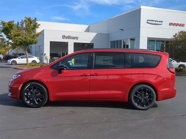 2024 Chrysler Pacifica Touring-L