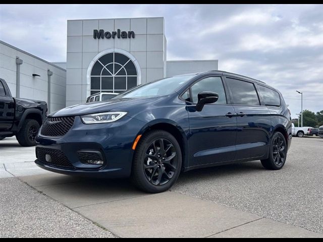 2024 Chrysler Pacifica Touring-L