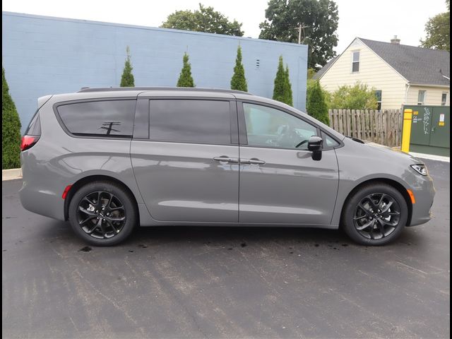 2024 Chrysler Pacifica Touring-L