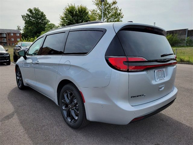 2024 Chrysler Pacifica Touring-L