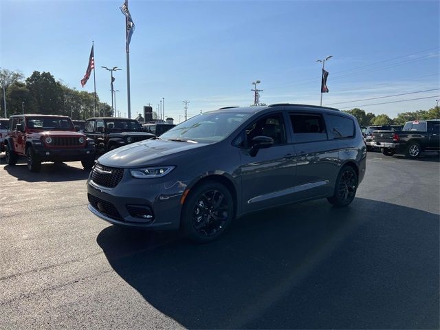 2024 Chrysler Pacifica Touring-L