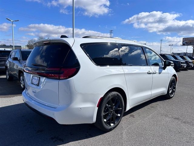 2024 Chrysler Pacifica Touring-L