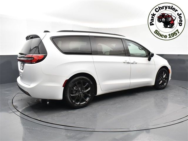 2024 Chrysler Pacifica Touring-L