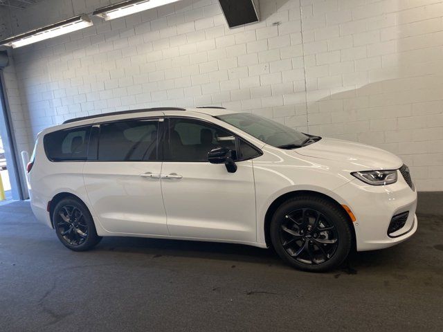 2024 Chrysler Pacifica Touring-L