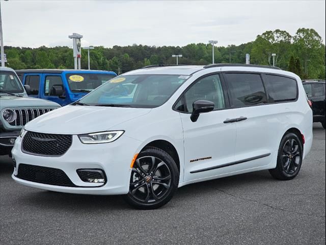 2024 Chrysler Pacifica Touring-L