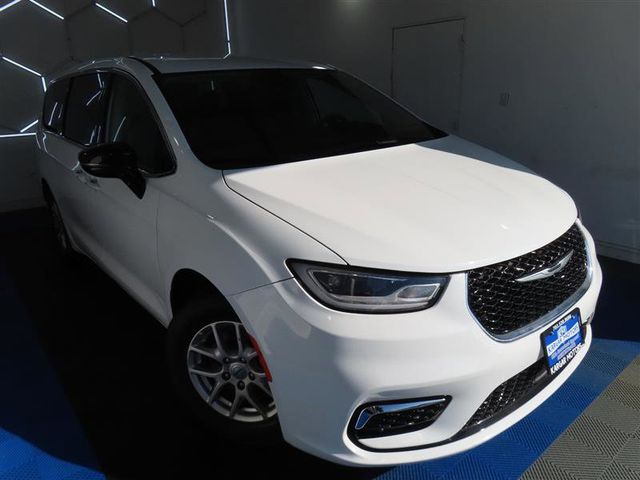 2024 Chrysler Pacifica Touring-L