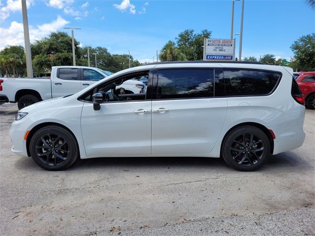 2024 Chrysler Pacifica Touring-L