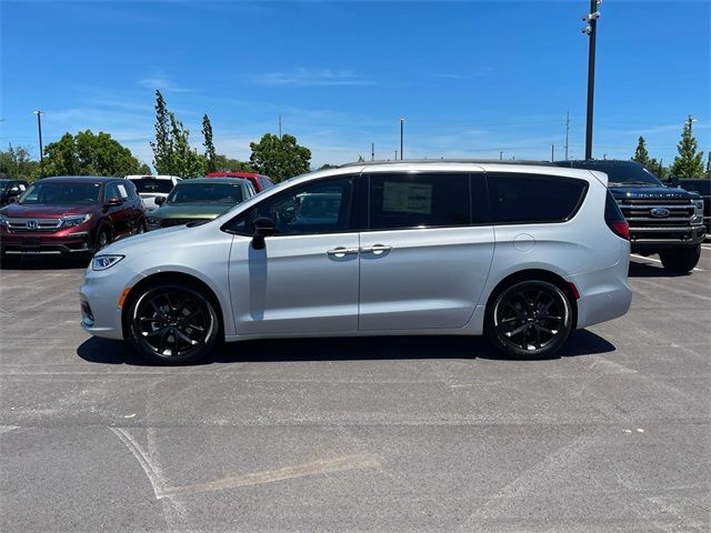 2024 Chrysler Pacifica Touring-L