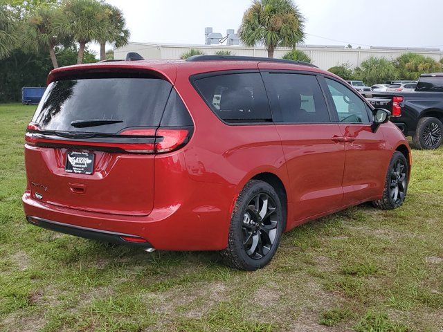 2024 Chrysler Pacifica Touring-L