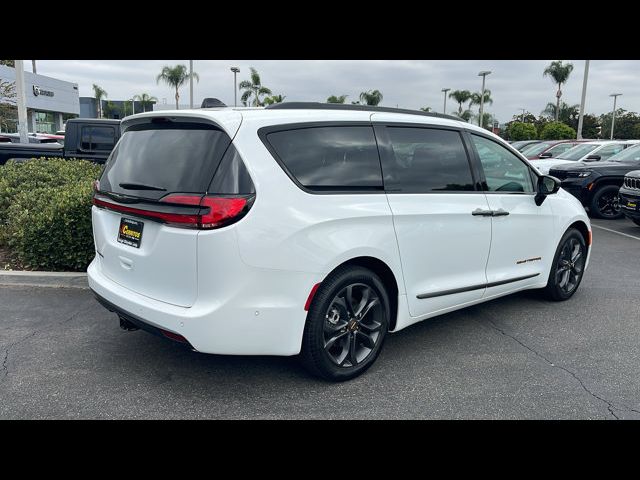 2024 Chrysler Pacifica Touring-L