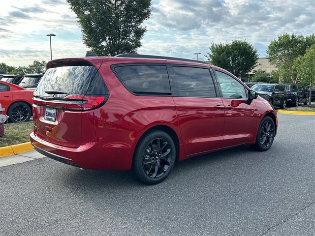 2024 Chrysler Pacifica Touring-L