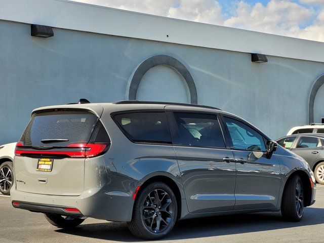 2024 Chrysler Pacifica Touring-L