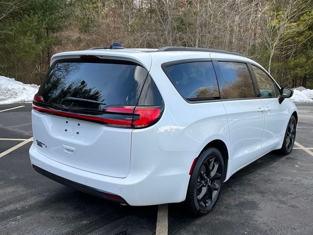 2024 Chrysler Pacifica Touring-L