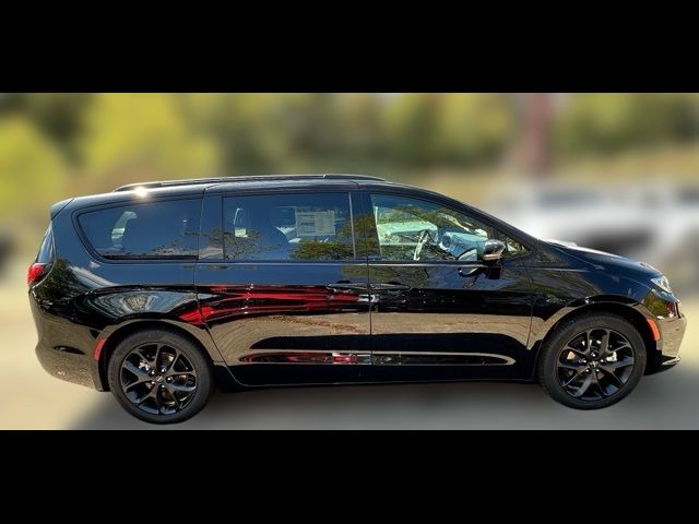 2024 Chrysler Pacifica Touring-L