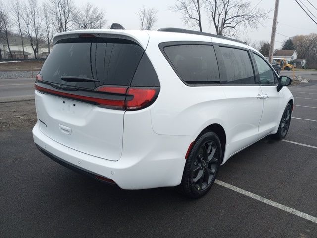 2024 Chrysler Pacifica Touring-L