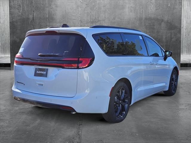 2024 Chrysler Pacifica Touring-L