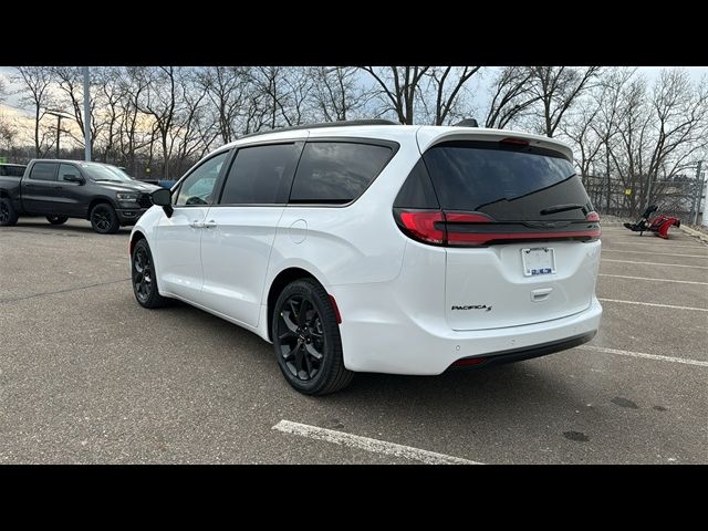 2024 Chrysler Pacifica Touring-L