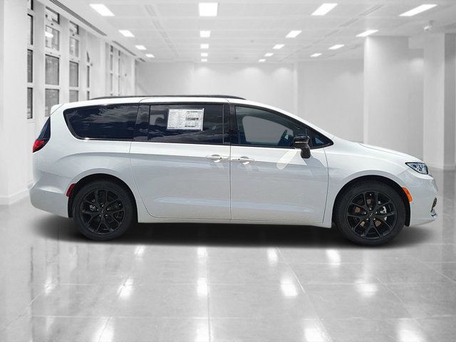 2024 Chrysler Pacifica Touring-L