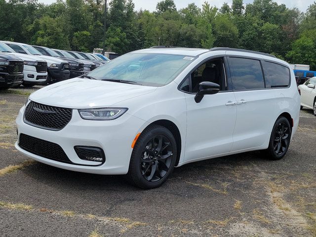 2024 Chrysler Pacifica Touring-L