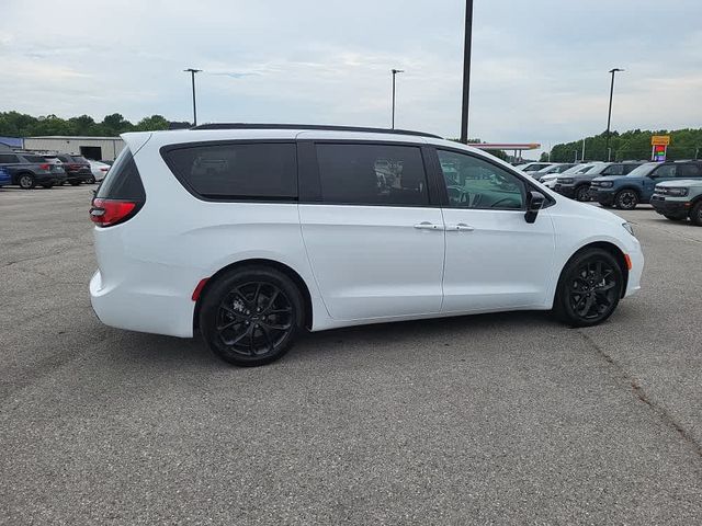 2024 Chrysler Pacifica Touring-L