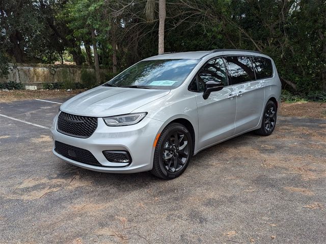 2024 Chrysler Pacifica Touring-L